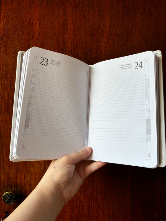 Agenda giornaliera personalizzabile in ecopelle con all interno l'anno corrente