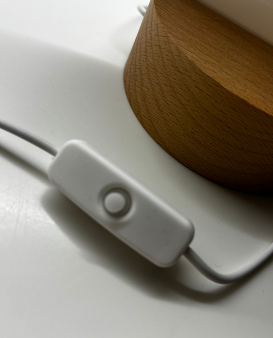 lampada con base in legno e disco di plexiglas personalizzabile