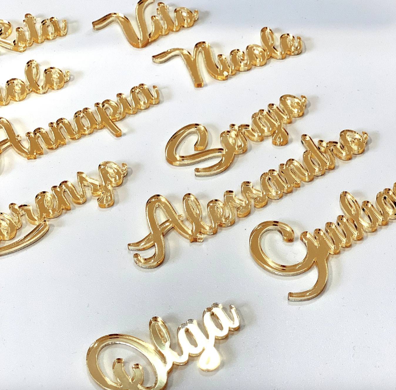 Nomi in plexiglass o legno personalizzati