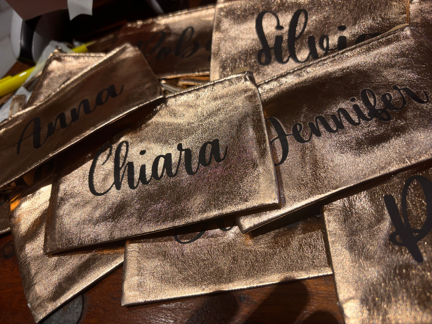 Pochette o porta monete con rifinitura metallizzata personalizzabile