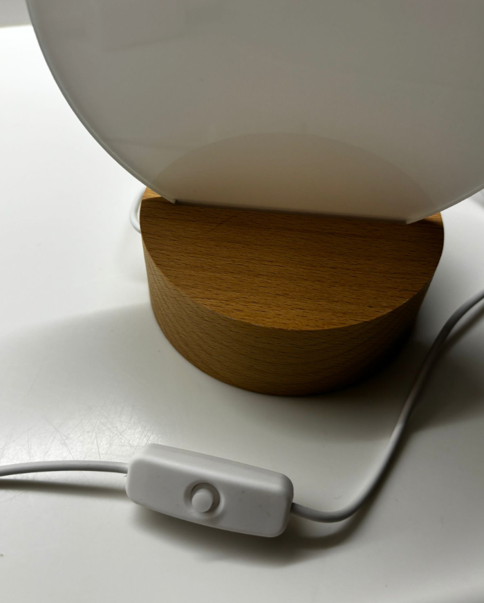lampada con base in legno e disco di plexiglas personalizzabile